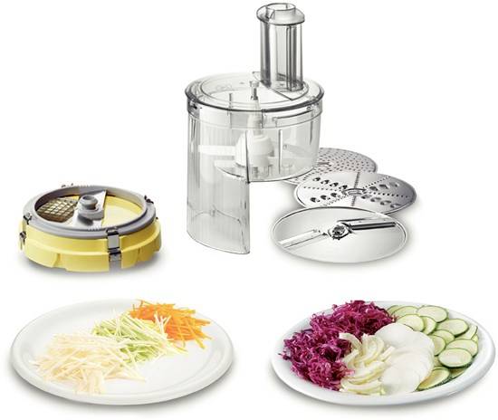 Coupe-légumes avec différents accessoires et légumes coupés sur des assiettes. L'appareil démontre sa polyvalence en cuisine.