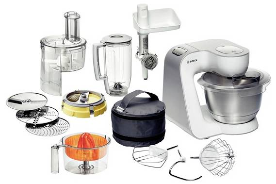 Robot de cuisine avec différents accessoires et pièces jointes, comprenant un mixeur, un presse-agrumes, un fouet et un hachoir à viande.