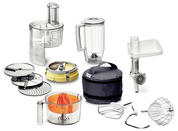 Divers ustensiles et accessoires de cuisine sont disposés sur un fond blanc, notamment un presse-agrumes, un mixeur et un bol à mélanger.