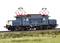 Train miniature bleu avec un pantographe rouge roulant sur un rail, prairie verte au premier plan. Locomotive de la Deutsche Bahn.