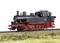 Une locomotive à vapeur noire avec un soubassement rouge est stationnée sur des rails dans un paysage de prairie, modèle 130.7716.