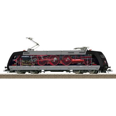 Une locomotive de chemin de fer portant l'inscription '100 ans de série 01' et une image peinte d'un train historique sur le côté.