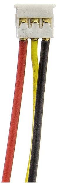 Une fiche tripolaire avec des câbles rouges, jaunes et noirs qui s'étendent de haut en bas.