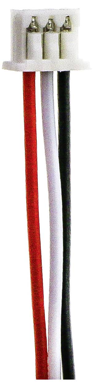 Une fiche avec trois fils colorés (rouge, blanc, noir) connectés.