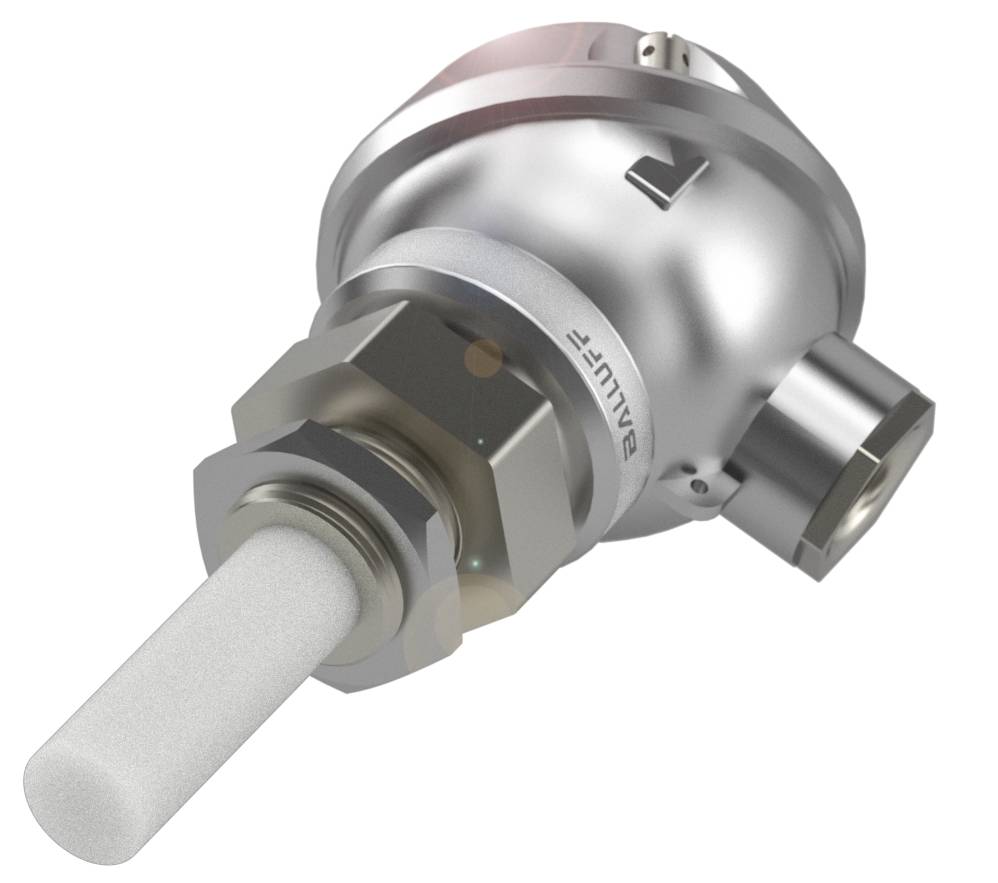 Capteur métallique avec boîtier cylindrique et raccord fileté, adapté aux applications industrielles. Nom de marque visible sur le boîtier.