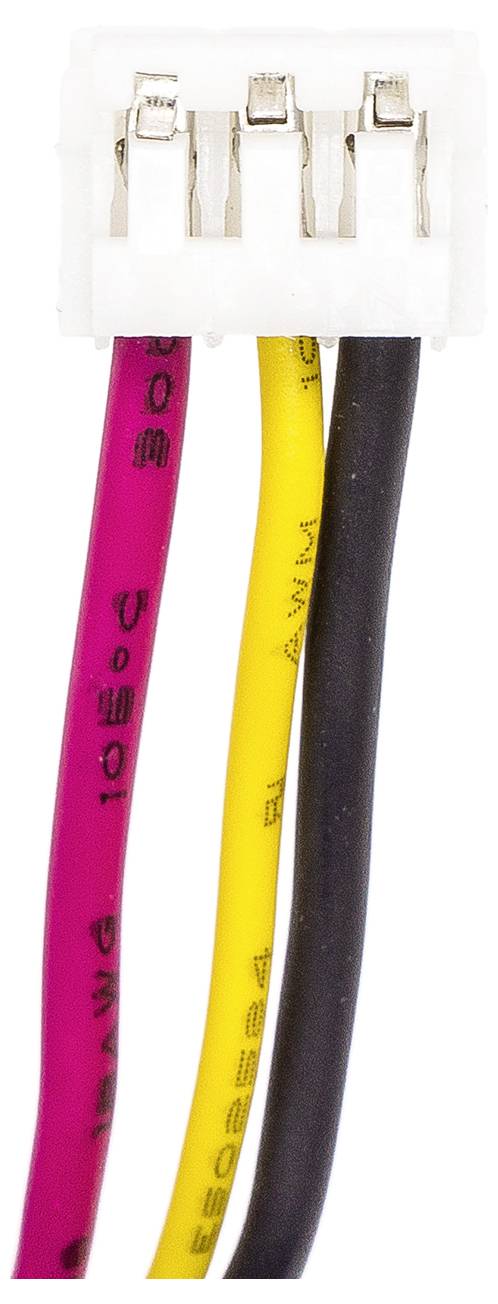 Gros plan d'une fiche blanche avec trois câbles : rouge, jaune et noir. Les câbles sont étiquetés avec des spécifications techniques.