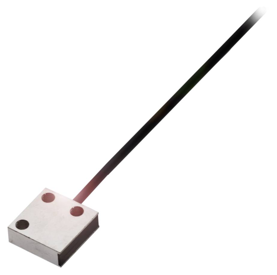 Un bloc métallique rectangulaire avec deux trous et un long câble noir, utilisé pour des applications électriques ou techniques.