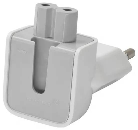 Un adaptateur de prise blanc-gris avec deux ouvertures de branchement, adapté aux appareils électriques de différents pays.