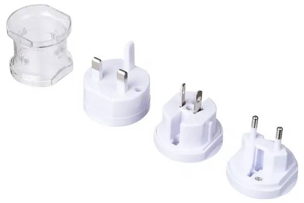 Quatre adaptateurs de prise blancs pour différents types de fiches internationales et un couvercle transparent.