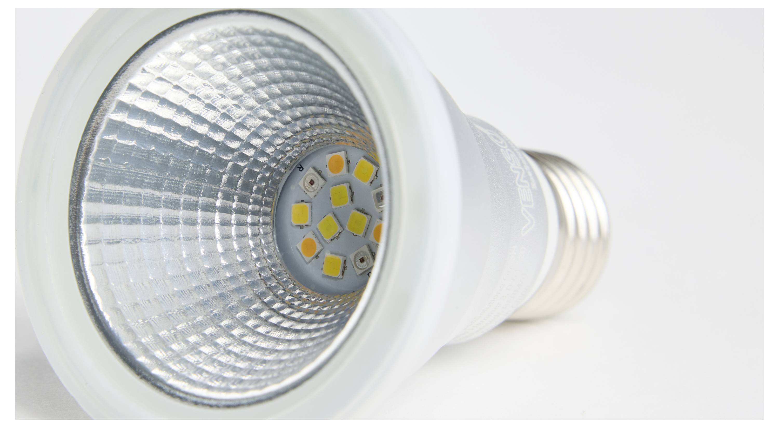 Ampoule LED avec puces diodes jaunes visibles à l'intérieur. Option d'éclairage économe en énergie.