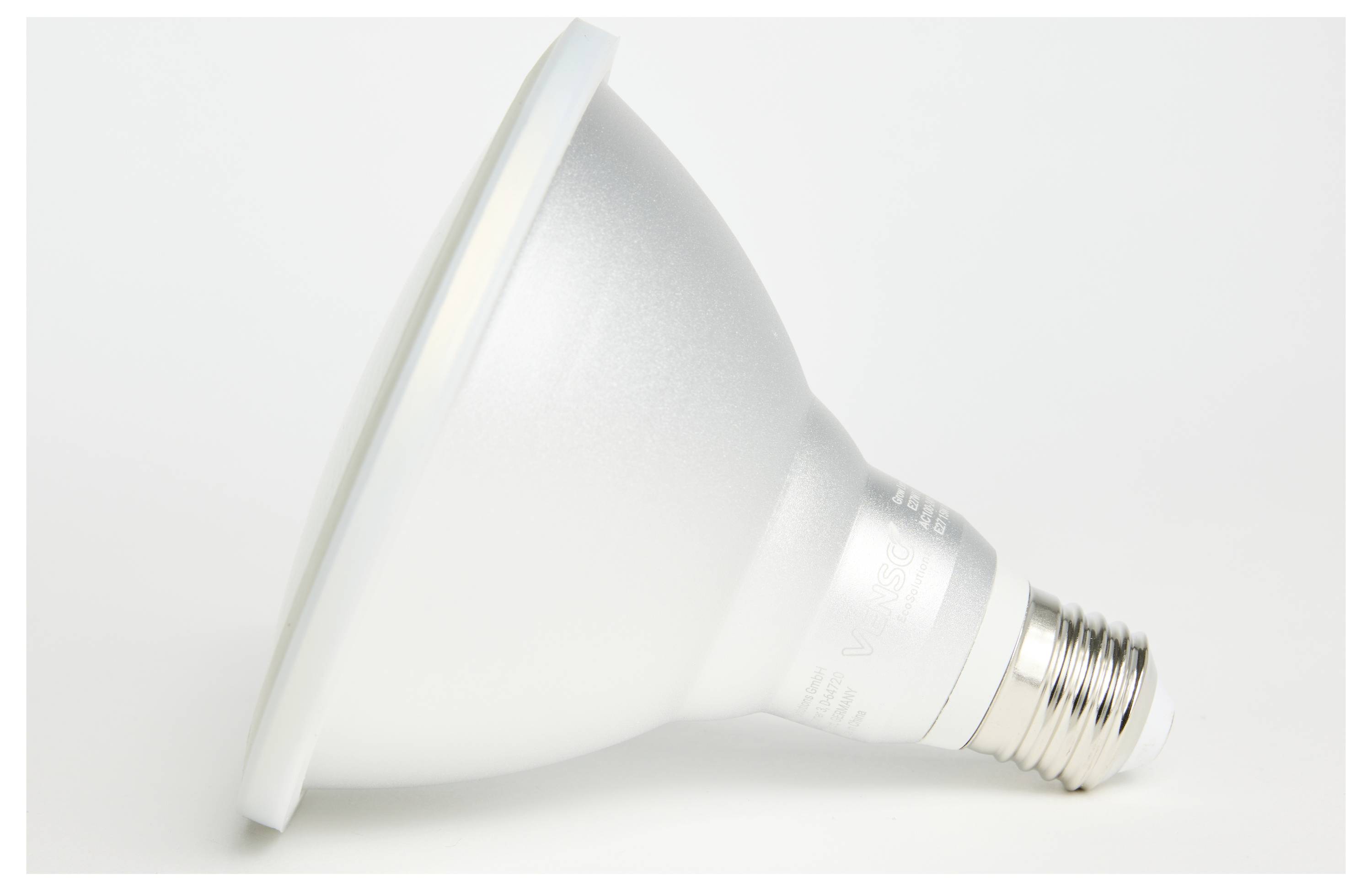 Ampoule LED en vue de profil sur fond blanc, culot à vis E27.