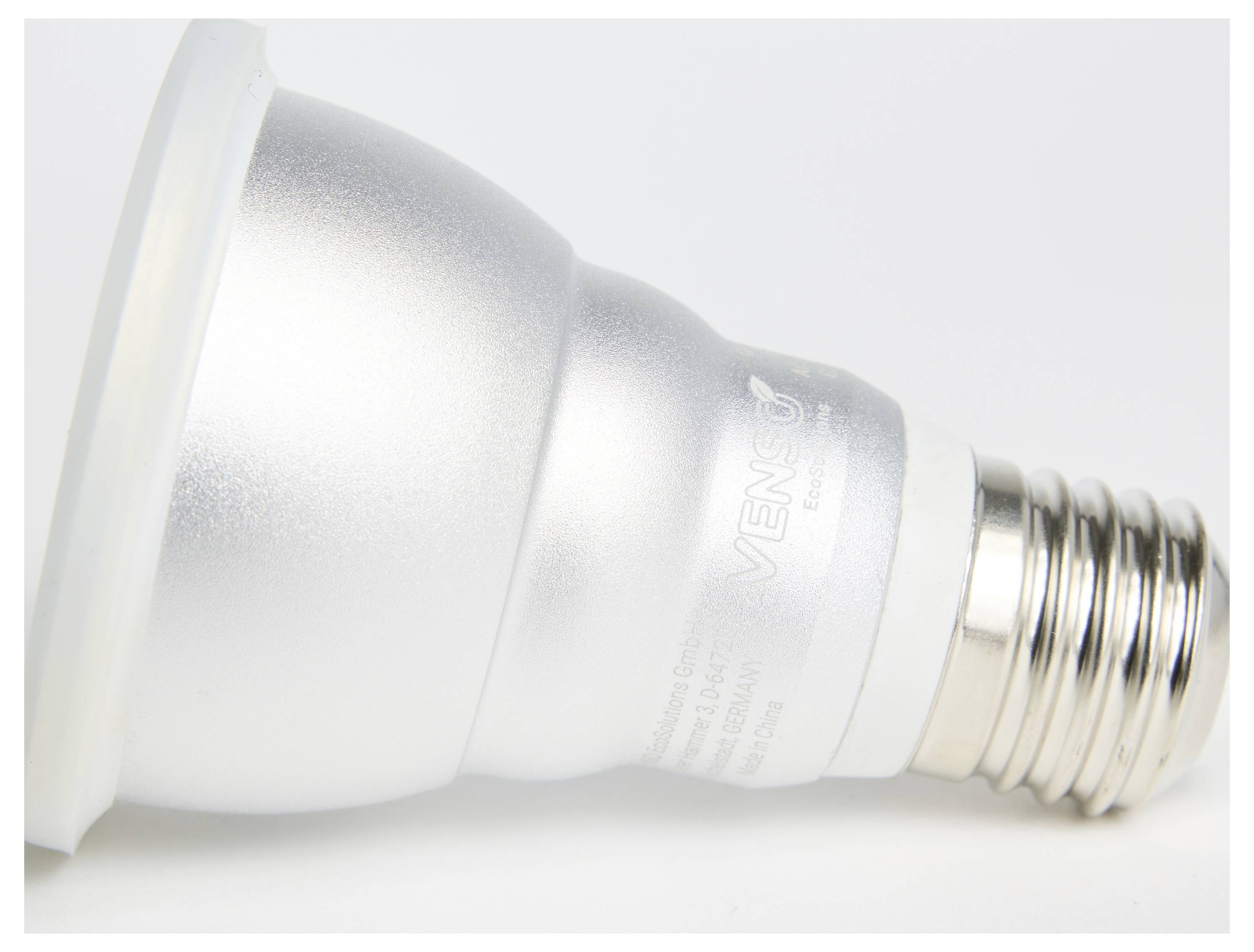 Ampoule LED dans un culot argenté, positionnée horizontalement. Elle est économe en énergie et adaptée à un usage en intérieur.