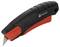 Un couteau multifonction noir et rouge avec une lame rétractable, portant l'étiquette « Toolcraft », conçu pour des tâches de coupe précises.