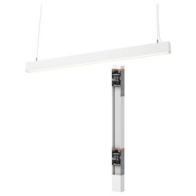 Suspension avec design rectangulaire moderne, suspendue par deux câbles. Compartiment à piles ou batterie visible sur le côté.