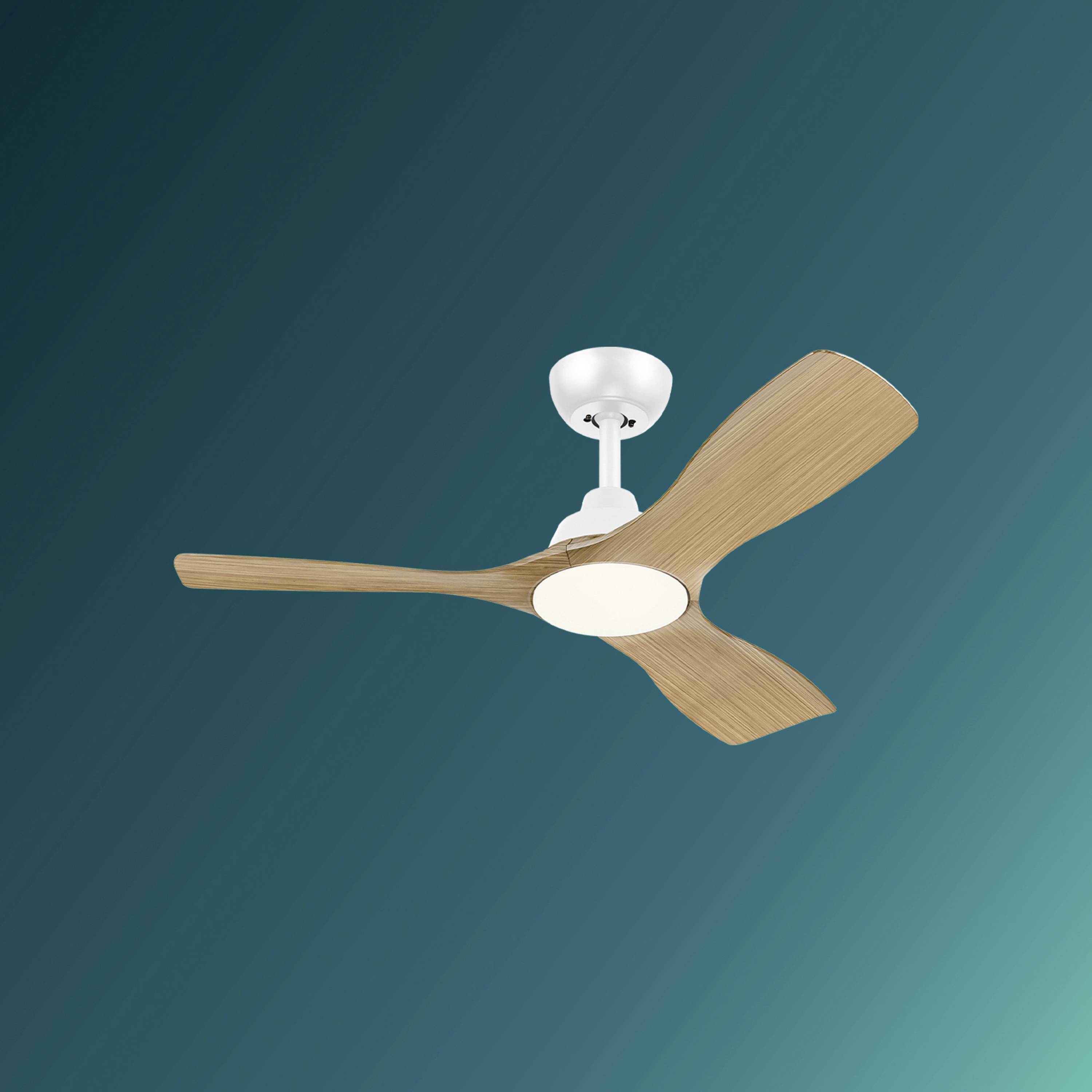 Un ventilateur de plafond moderne avec trois pales en bois sur un fond diagonal bleu-vert.