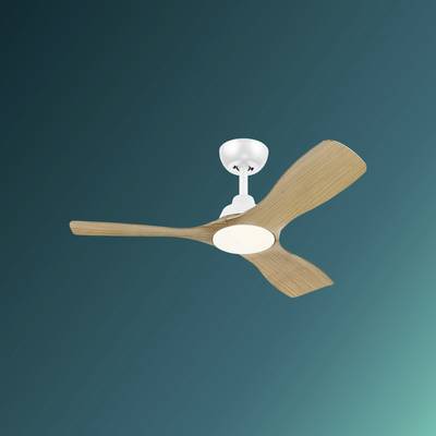 Un ventilateur de plafond moderne avec trois pales en bois sur un fond diagonal bleu-vert.