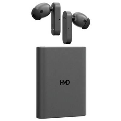 Écouteurs sans fil noirs avec étui de charge, orientés verticalement. L'étui porte le logo 'HMD'. Appareil conçu pour la mobilité et l'écoute sans fil.