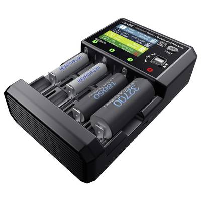 Un chargeur de batteries avec quatre batteries rechargeables insérées. L'affichage numérique montre les niveaux de charge et les emplacements avec des commandes et des voyants lumineux.