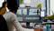 Une personne éditant une vidéo sur un écran d'ordinateur avec plusieurs clips et une timeline visible dans un environnement de bureau moderne.