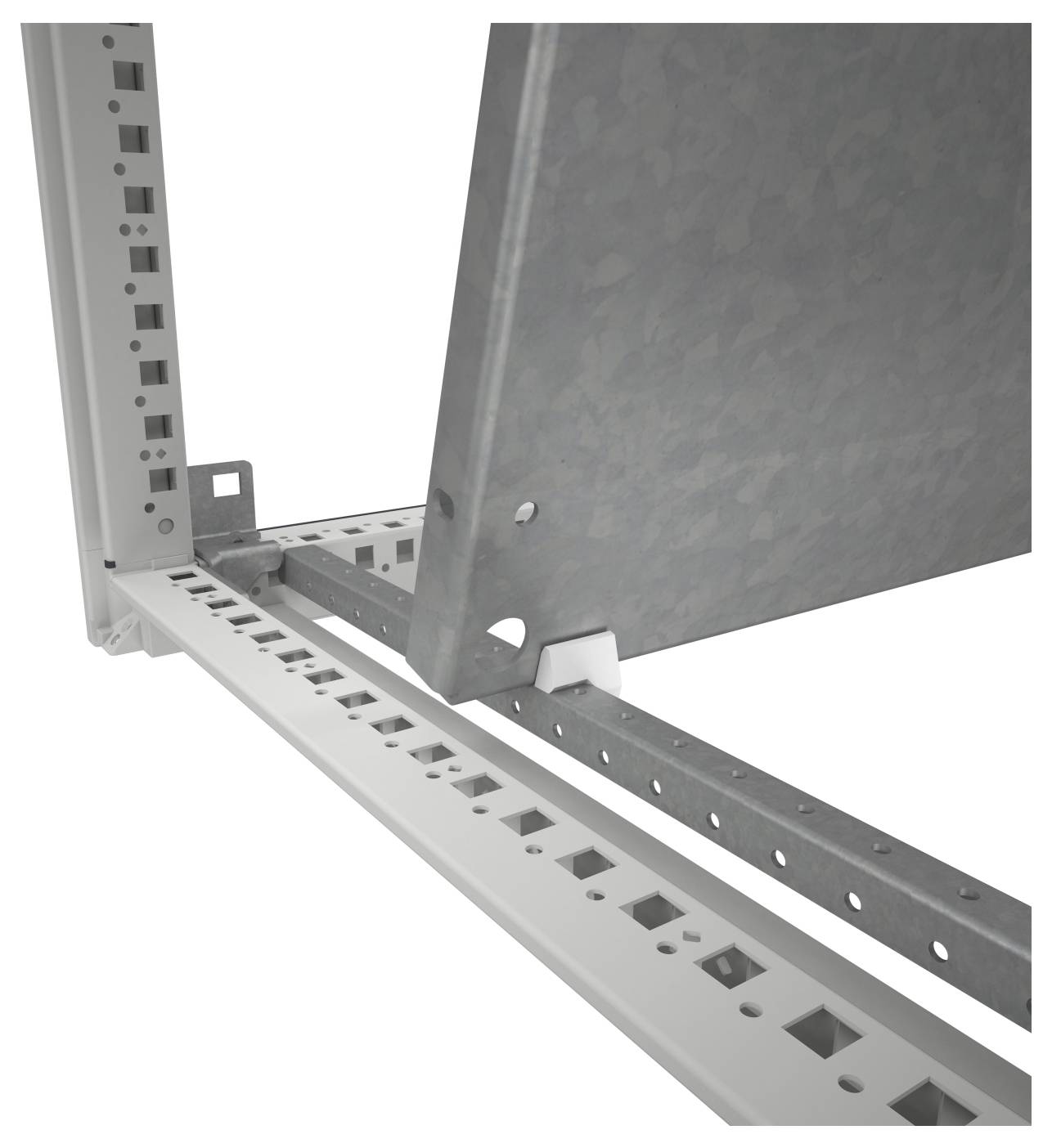 Éléments structurels métalliques d'un châssis qui sont reliés entre eux. Les éléments présentent des évidements rectangulaires et ronds.