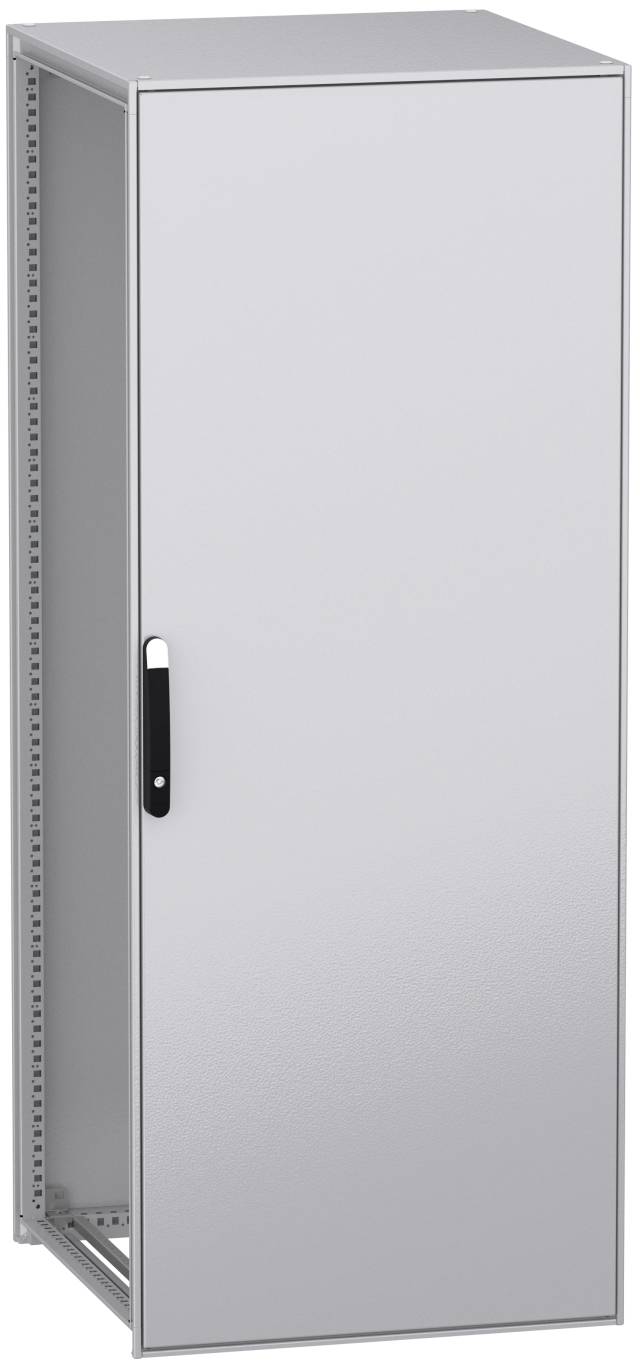 Une armoire métallique grise et rectangulaire avec une barre de poignée noire sur le côté gauche. L'armoire est en position verticale.