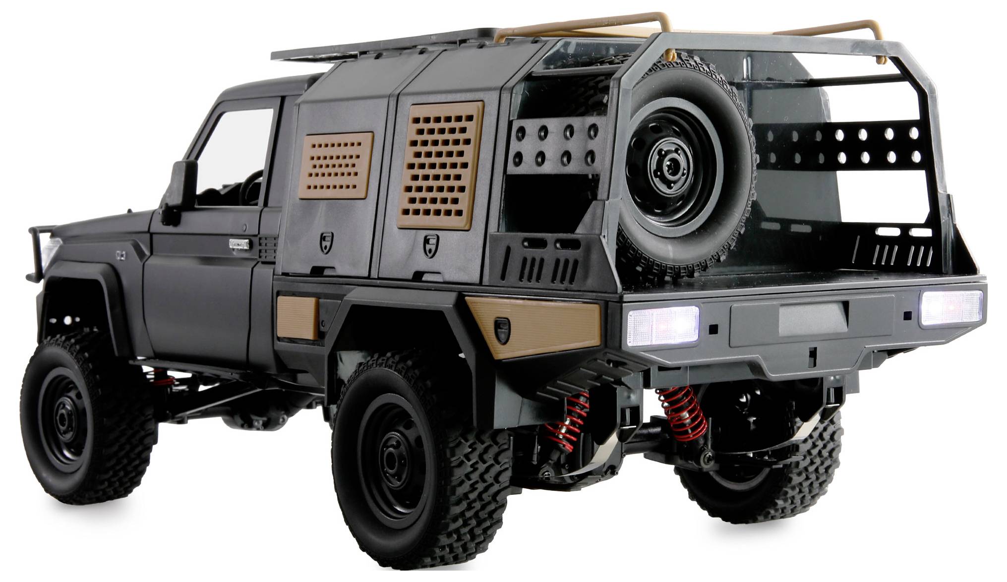 Un véhicule tout-terrain gris robuste avec arrière blindé et roue de secours, adapté aux terrains difficiles.