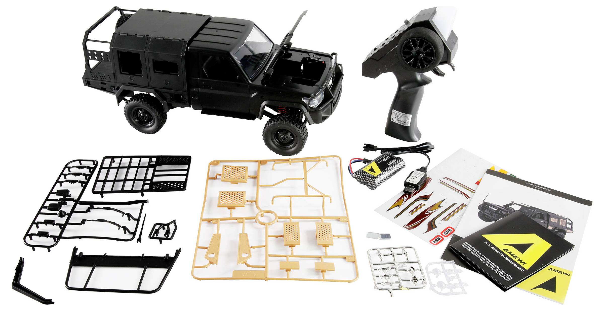 Kit pour une voiture télécommandée, incluant les pièces, la télécommande et les instructions. Les pièces sont disposées sur des cadres en plastique.