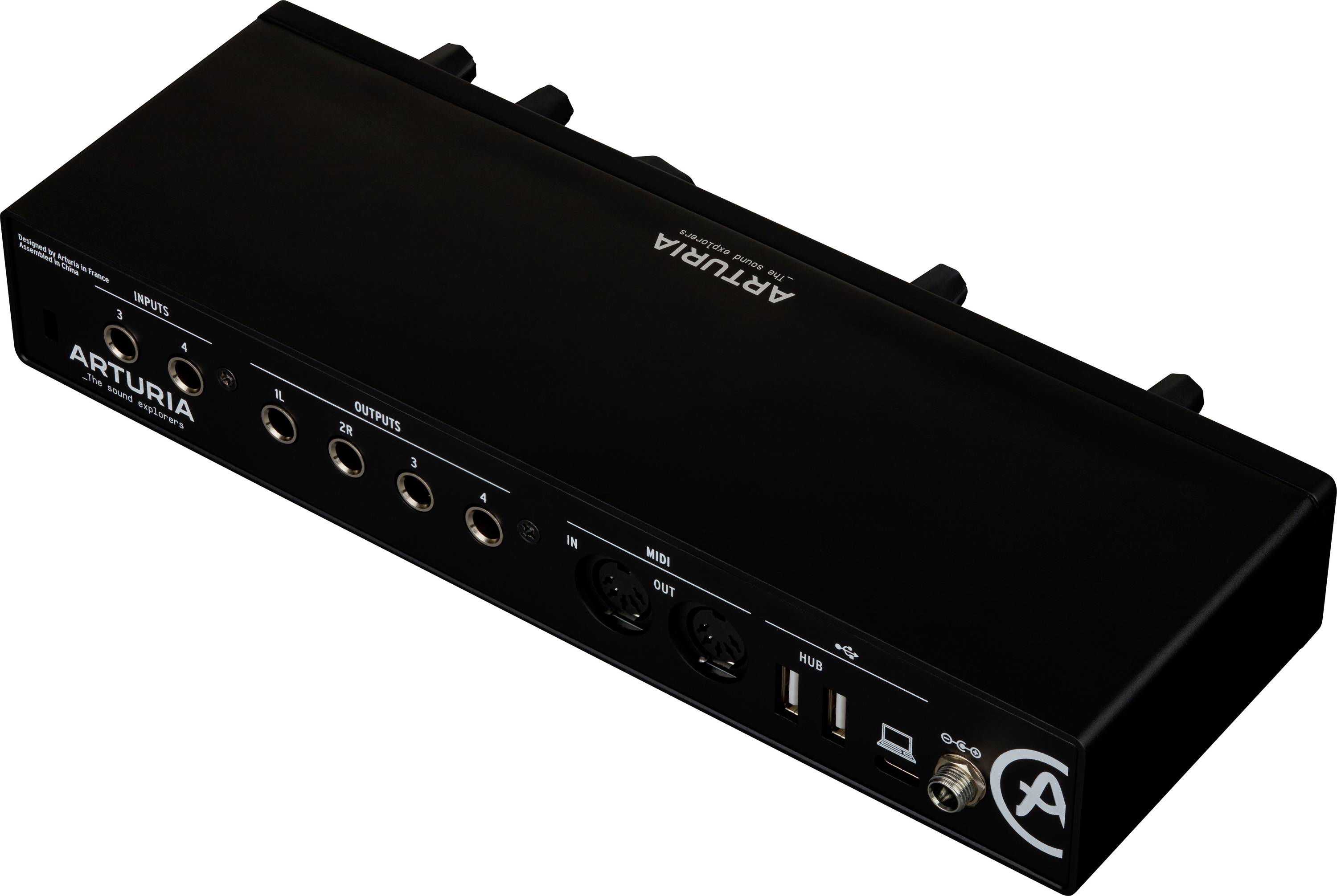 Une interface audio noire d'Arturia avec plusieurs entrées et sorties, incluant des connexions MIDI et USB, sur une surface blanche.