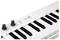 Un clavier MIDI avec des touches blanches et noires, des boutons rotatifs et des touches colorées pour différentes fonctions.