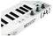 Clavier contrôleur MIDI blanc avec touches noires, boutons rotatifs et l'inscription 'KEYSTEP Controller & Sequencer'.