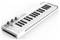 Un clavier MIDI blanc de 25 touches, avec boutons rotatifs et curseurs, adapté à la production musicale et à la musique électronique.