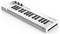 Un clavier MIDI blanc avec 25 touches, plusieurs potentiomètres et boutons, adapté à la production musicale.