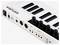 Un clavier MIDI blanc avec des touches noires et des potentiomètres. Il offre différentes possibilités de connexion, notamment USB et MIDI.
