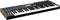 Un clavier MIDI de 49 touches avec pads et potentiomètres rotatifs pour la production musicale, présentant une combinaison de panneaux latéraux en bois et d'un boîtier noir.