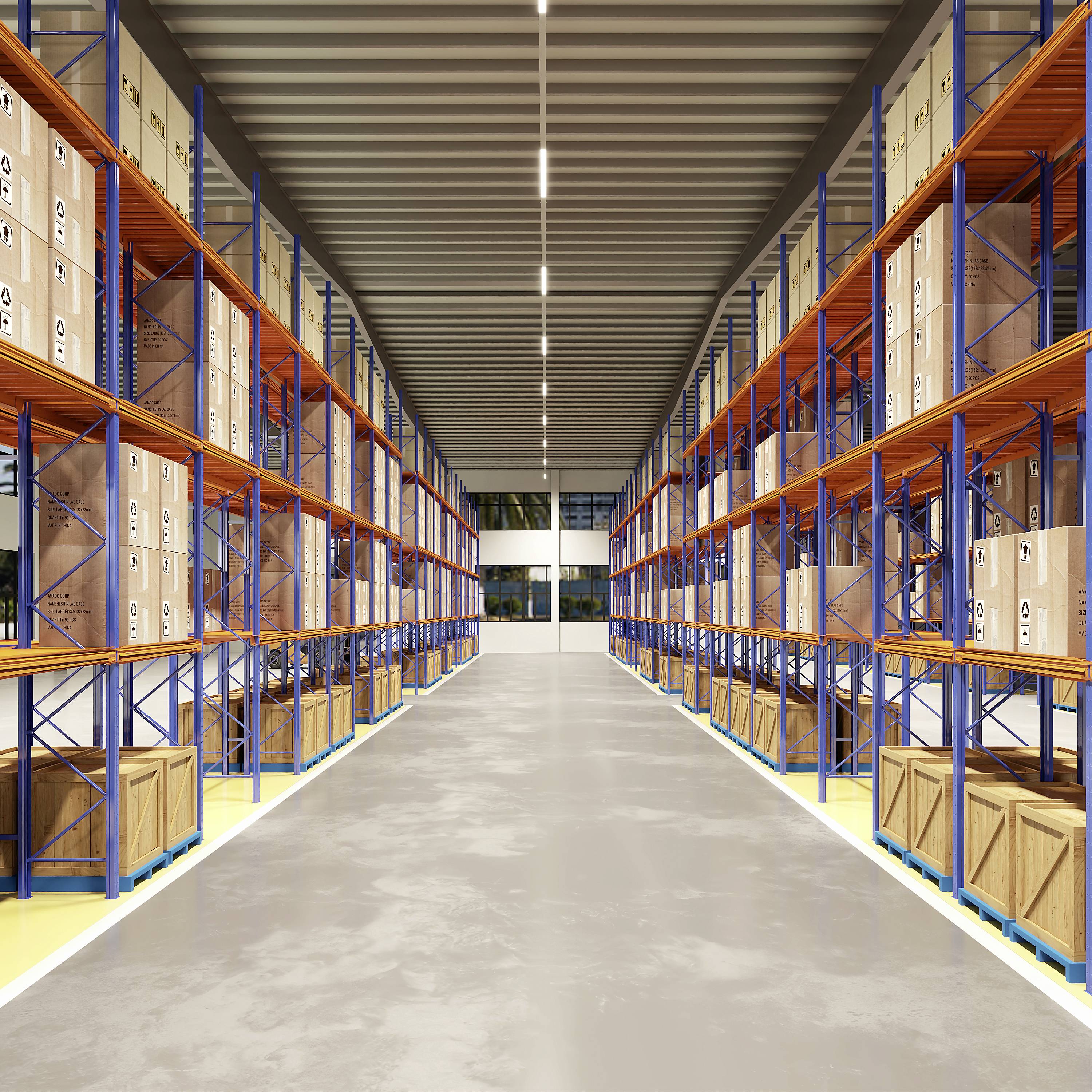Un grand entrepôt avec de hautes étagères, remplies de cartons et de caisses. L'allée au centre est large et bien éclairée.