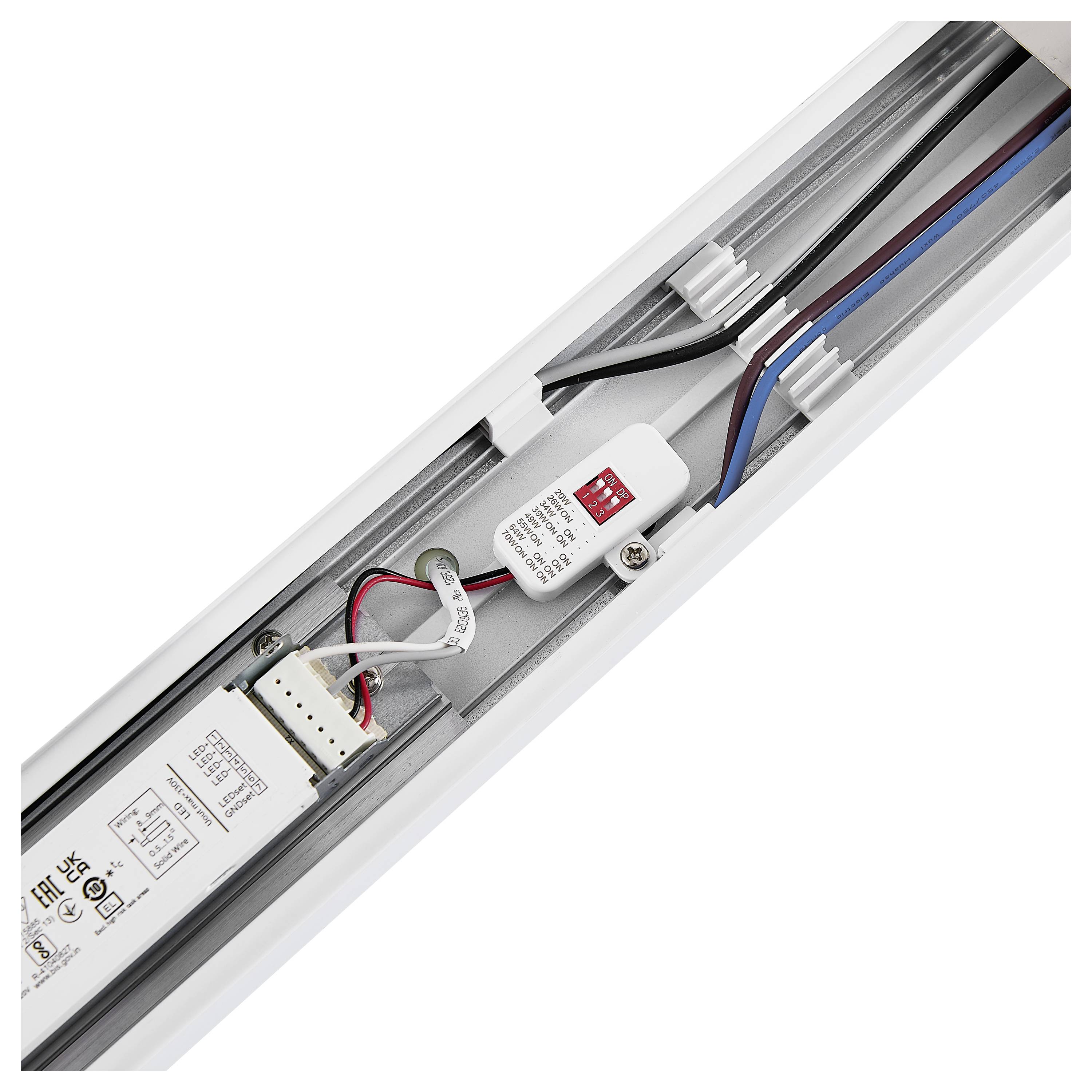Vue intérieure d'un luminaire avec des fils électriques visibles et un élément de connexion pour l'installation ou la maintenance.