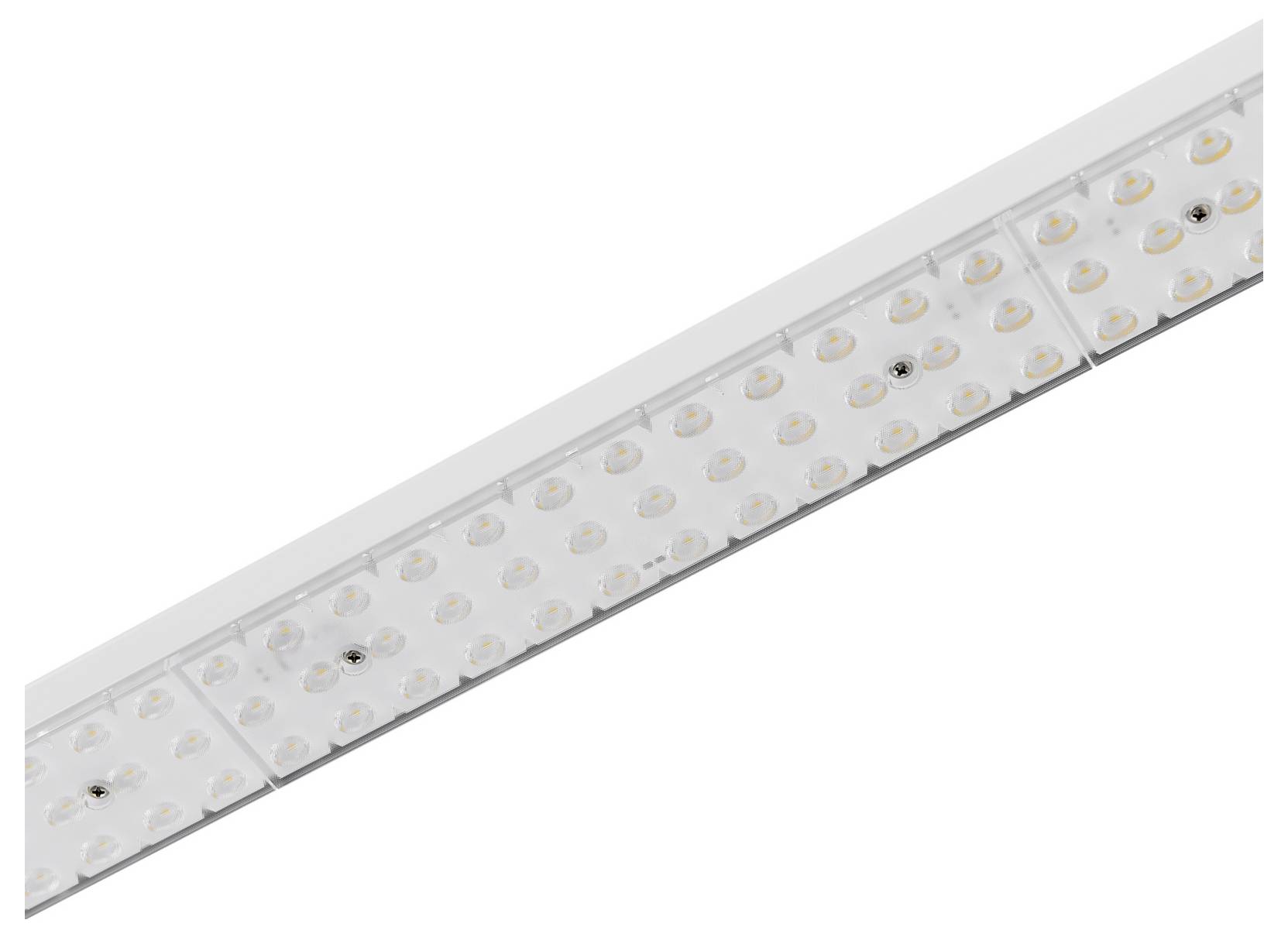 Luminaire LED rectangulaire et allongé avec plusieurs modules de lentilles dans un boîtier argenté, représenté en diagonale sur fond blanc.