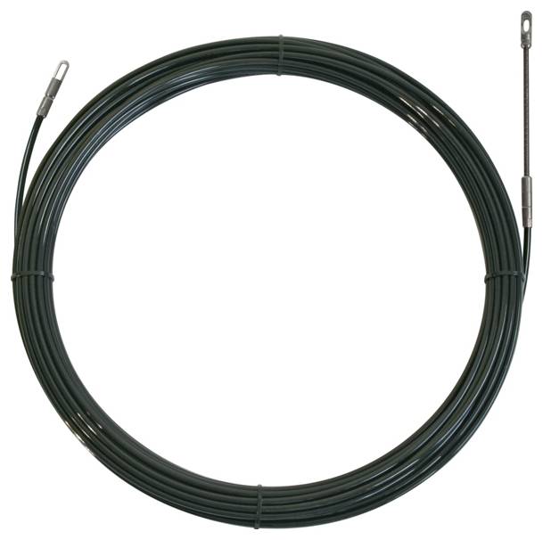 Un câble noir enroulé avec des extrémités métalliques bouclées, utilisé pour passer à travers les conduits lors d'installations ou de réparations dans les systèmes électriques.