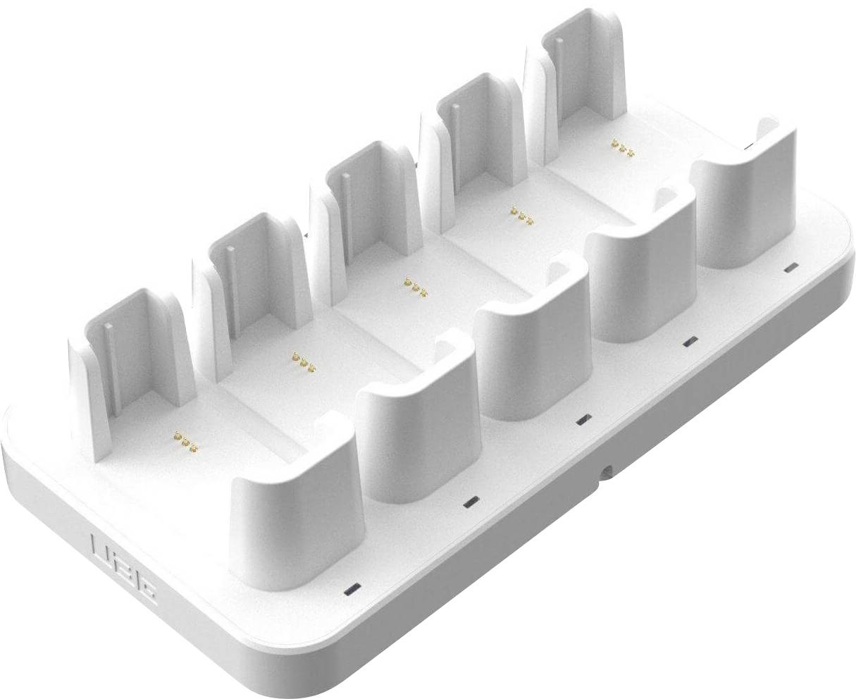 Un chargeur blanc rectangulaire doté de six emplacements pour batteries rechargeables, avec des points de contact dorés à l'intérieur de chaque emplacement.