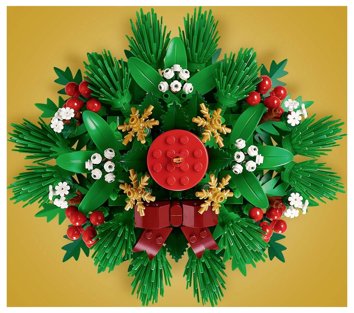 Couronne de Noël en Lego avec des baies rouges, des fleurs blanches, des feuilles de pin et un nœud rouge sur un fond jaune.