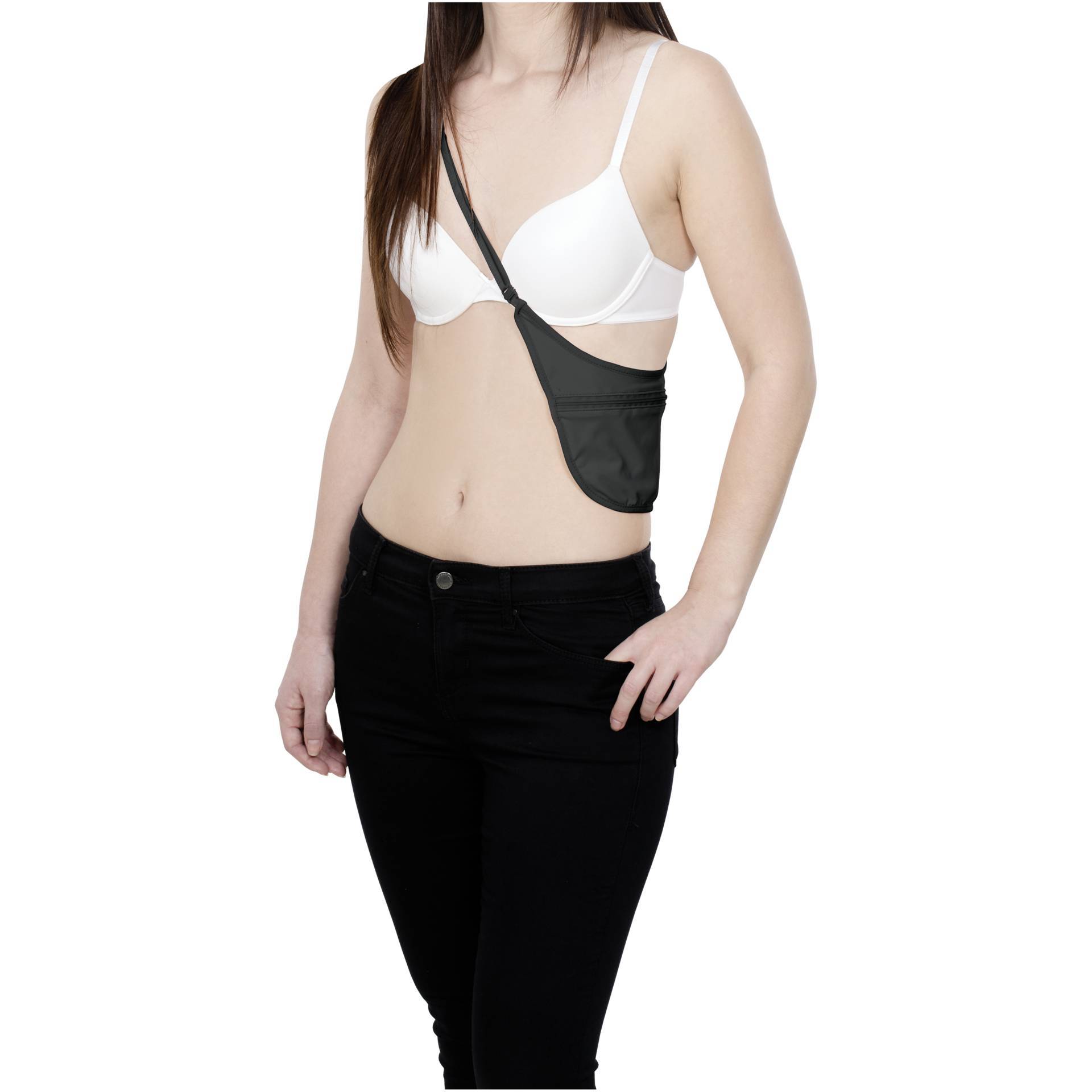 Une femme portant un sac banane noir traversant diagonalement sa poitrine, associé à un soutien-gorge blanc et un pantalon noir.