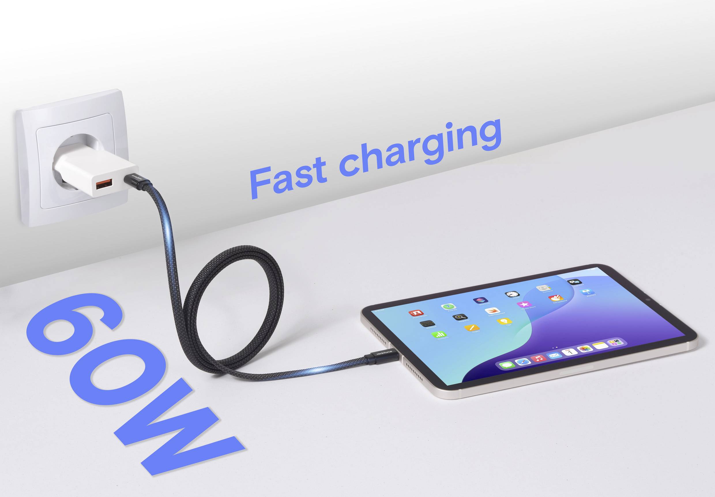 Une tablette connectée à une prise murale via un câble spiralé étiqueté « 60W », mettant en valeur la capacité de charge rapide de l'appareil.
