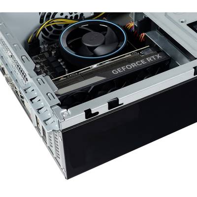 Un ordinateur de bureau dont l'intérieur révèle une carte graphique GeForce RTX et un ventilateur de refroidissement installés, avec des câbles et des composants visibles.