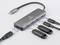 Un adaptateur multi-ports équipé de cinq ports USB-C, étiquetés avec différents débits de vitesse et capacités de charge, accompagné de câbles de connexion.