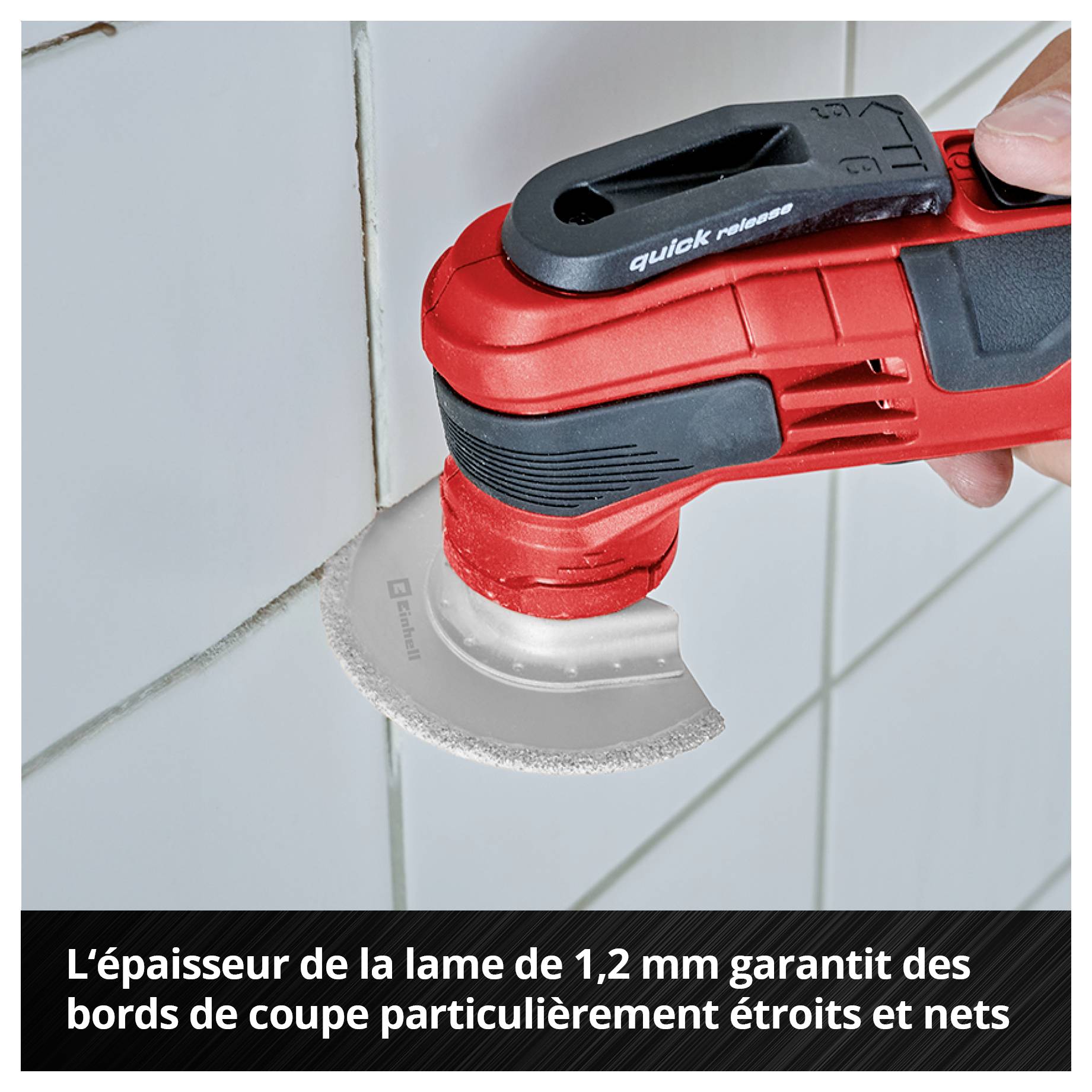 Appareil électrique qui coupe les carreaux avec une lame de scie ronde et fine. Texte dessous : « L'épaisseur de lame de 1,2 mm garantit des bords de coupe particulièrement fins et nets ».