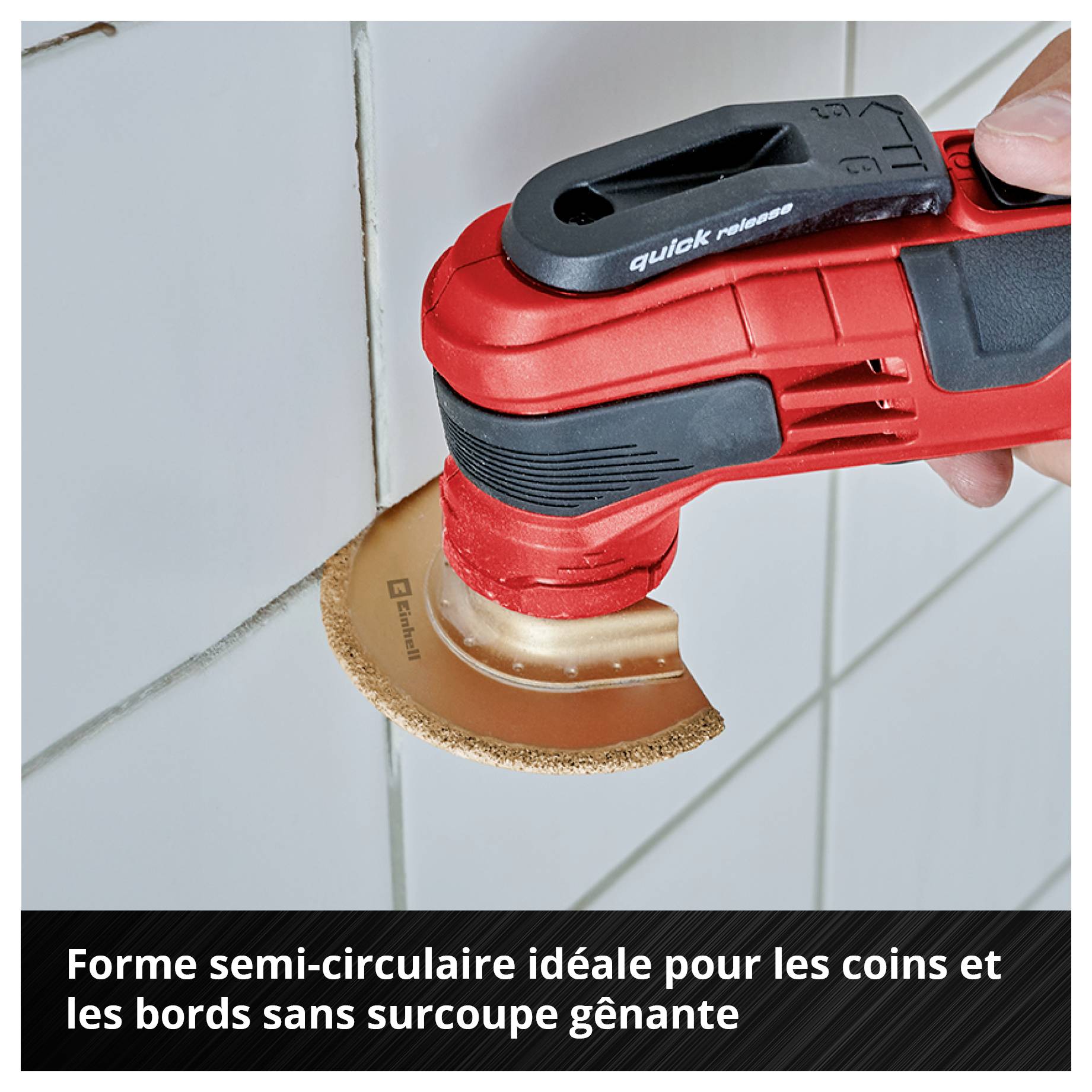Outil multifonction avec embout de meulage demi-rond meule le coin de carrelage. Texte : « La forme demi-ronde est idéale pour les coins et les arêtes sans découpe désagréable ».