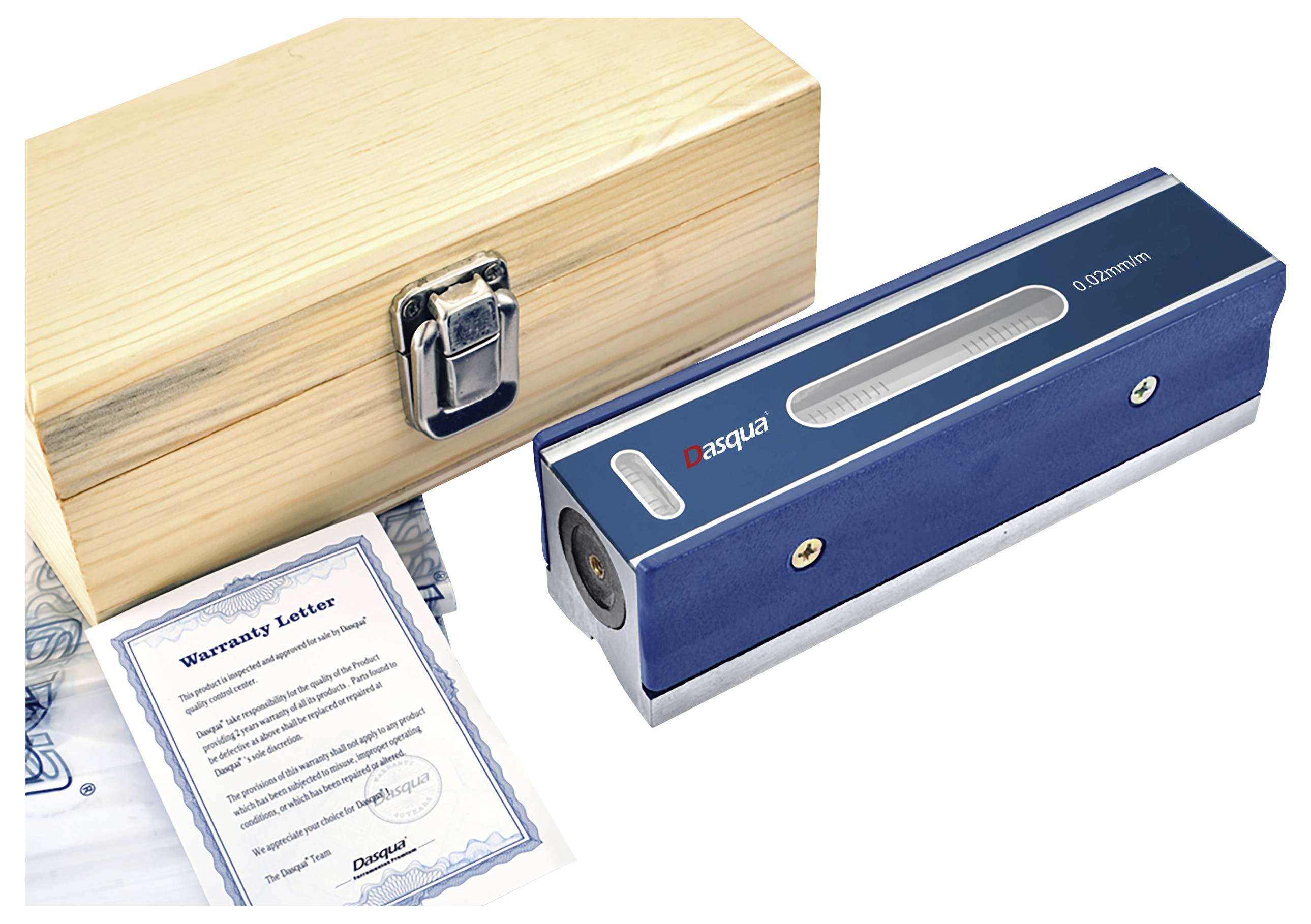 Un outil de calibration laser dans un boîtier à côté d'un étui de transport en bois. Une lettre de garantie est visible, indiquant l'assurance qualité.