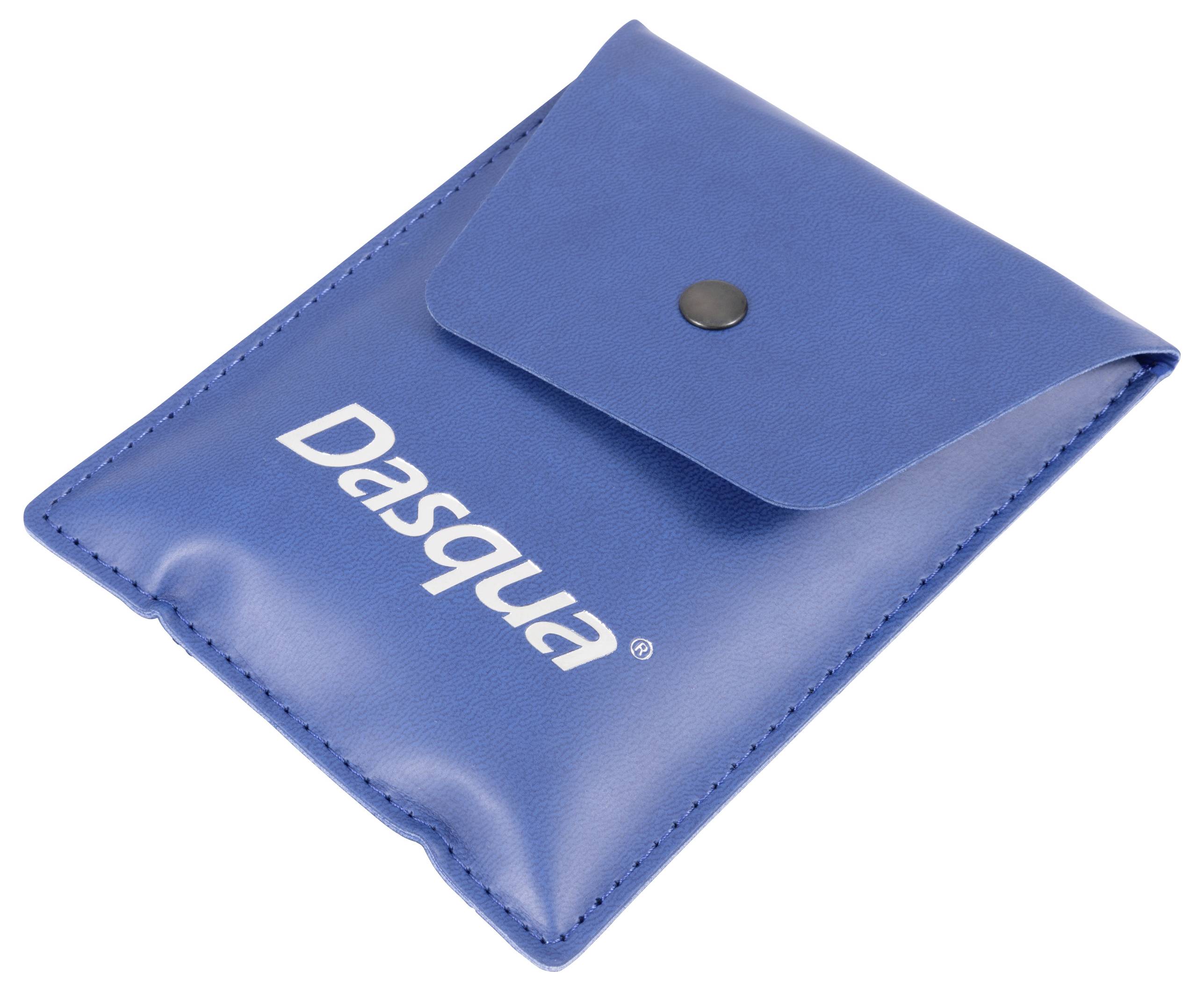 Pochette bleue avec fermeture à bouton-pression, marquée du logo 'Dasqua'.