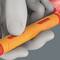 Une main tenant un auto-injecteur d'épinéphrine orange et rouge, couramment utilisé pour le traitement d'urgence des réactions allergiques graves.