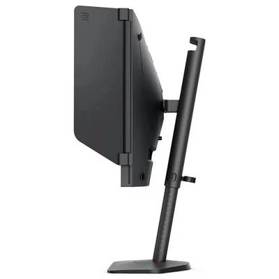 Une vue de côté d'un moniteur d'ordinateur noir fixé à un support réglable avec un crochet intégré pour casque, conçu pour une utilisation ergonomique.